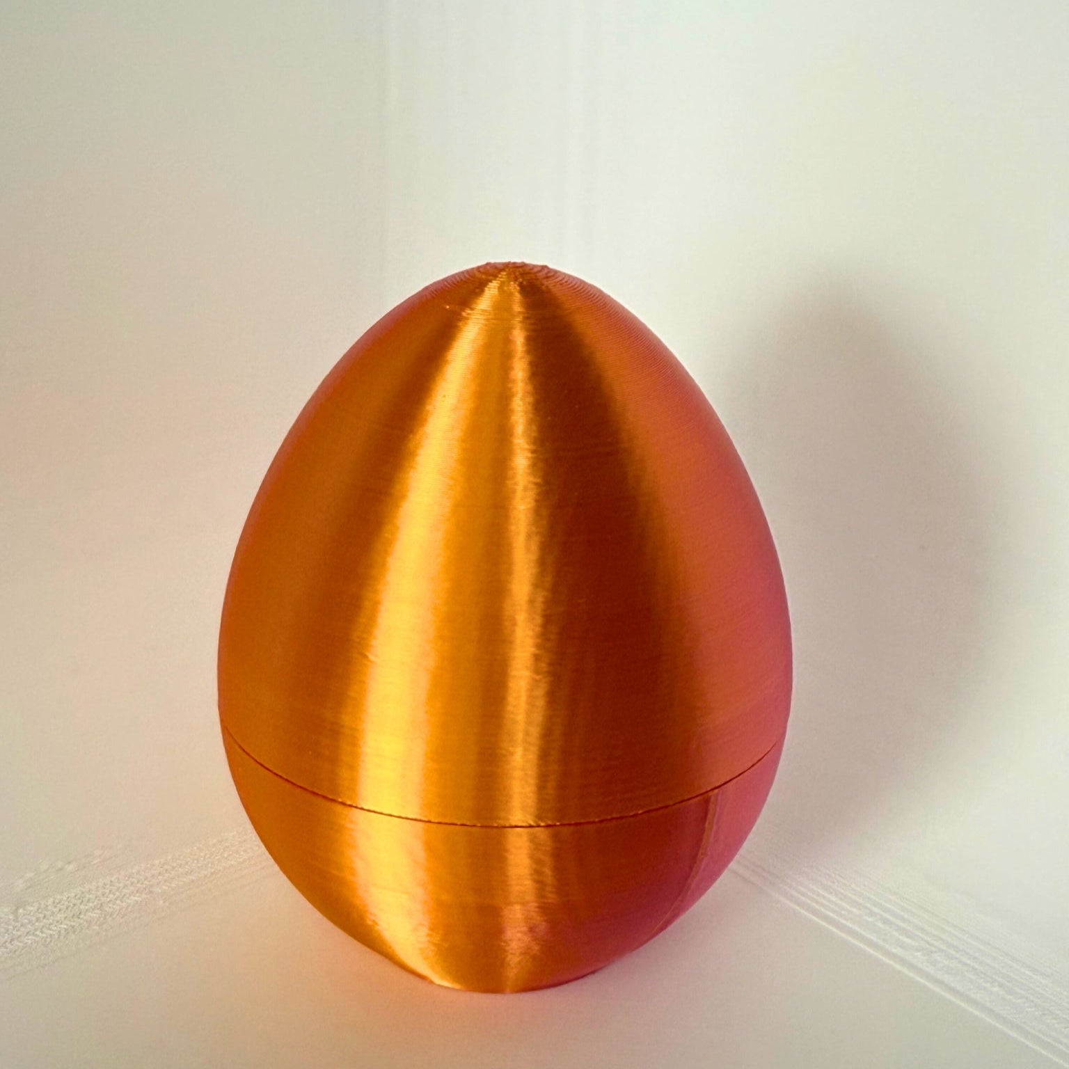 Oranje 3D-geprinte ei-container met satijnglans, perfect voor speelgoed of traktaties