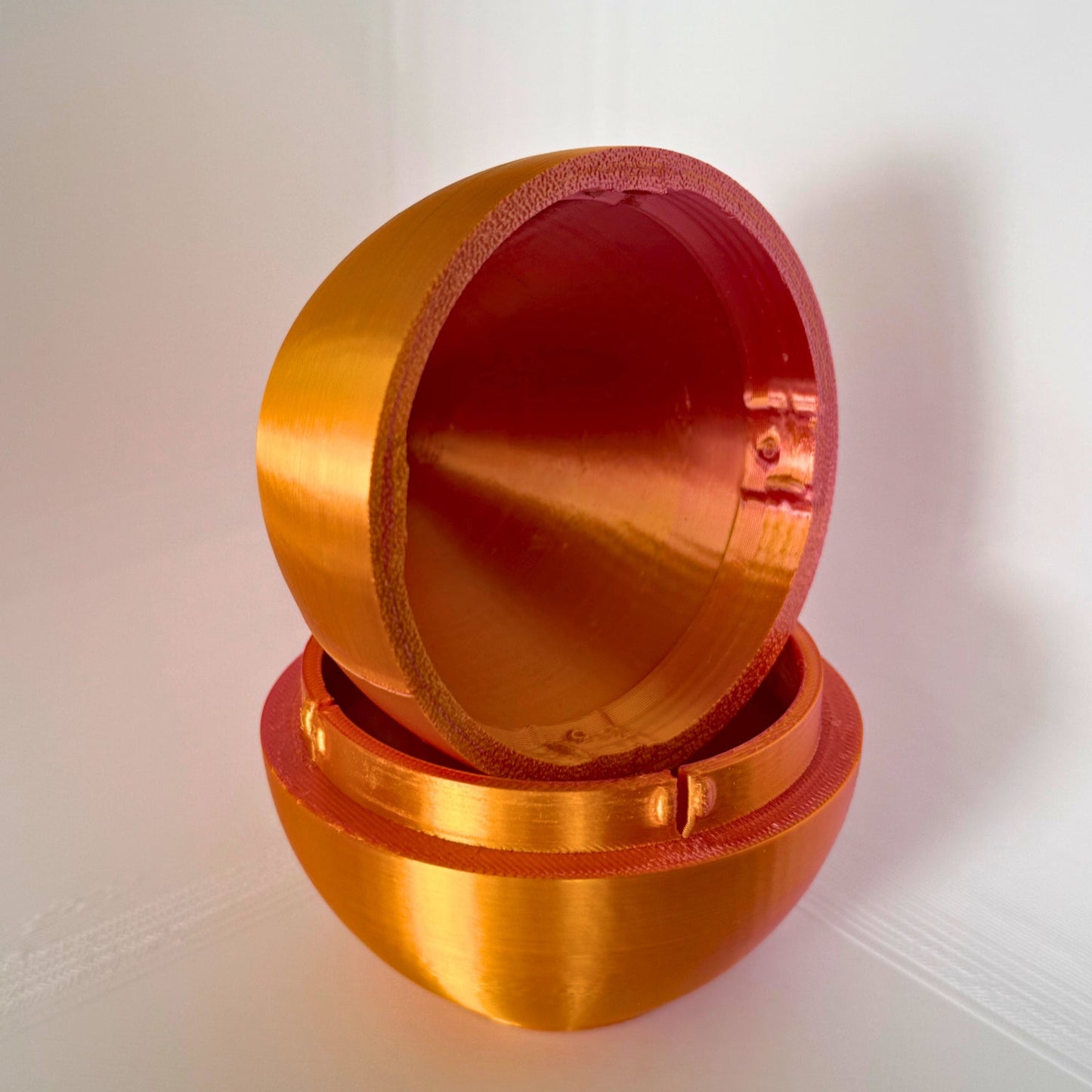 Open oranje ei-container met stevig kliksysteem, handgemaakt van milieuvriendelijk materiaal