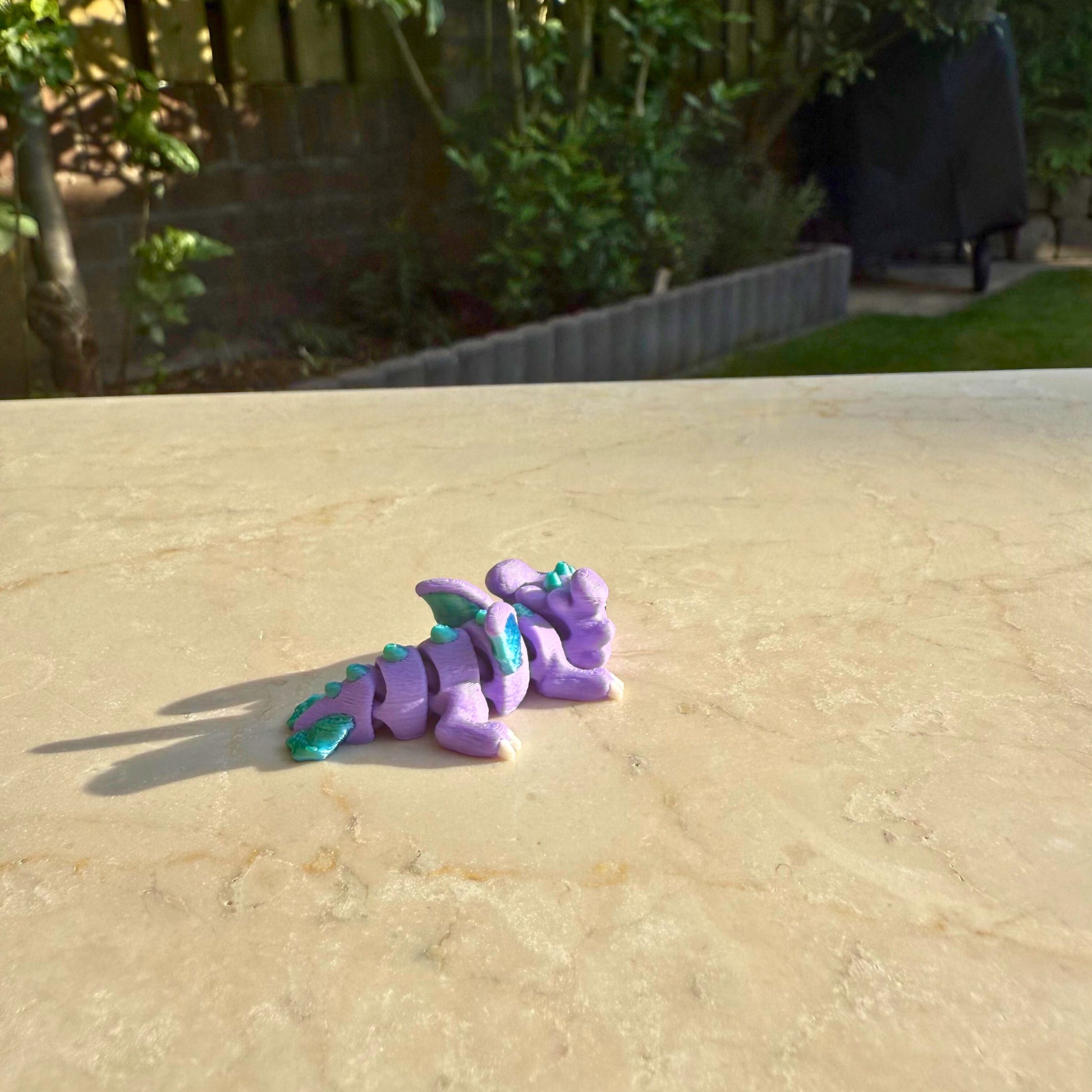 Paars 3D geprint flexibel baby draakje van WereldjeMakers, uniek en veilig speelgoed.