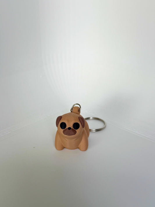 Beige mopshond speelgoedfiguur van PLA met sleutelhanger – 3D-print in vooraanzicht met zwarte ogen en bruine snuit