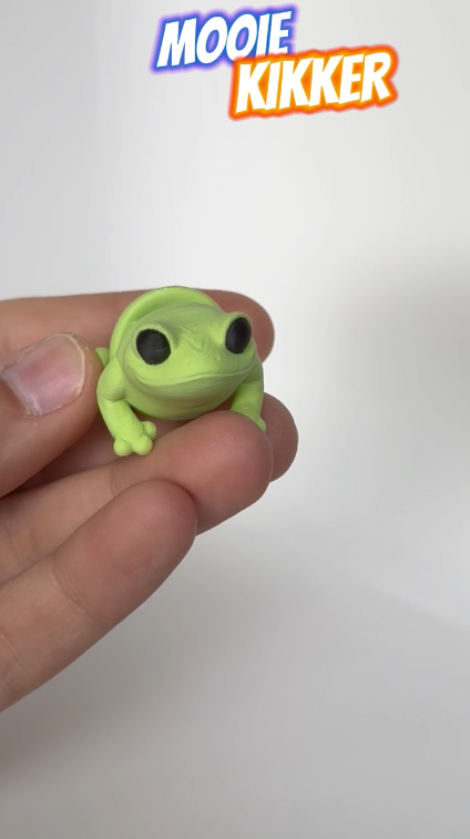 Video waarin een felgroene 3D-geprinte kikker speelfiguur wordt getoond en bewogen om de flexibiliteit te demonstreren