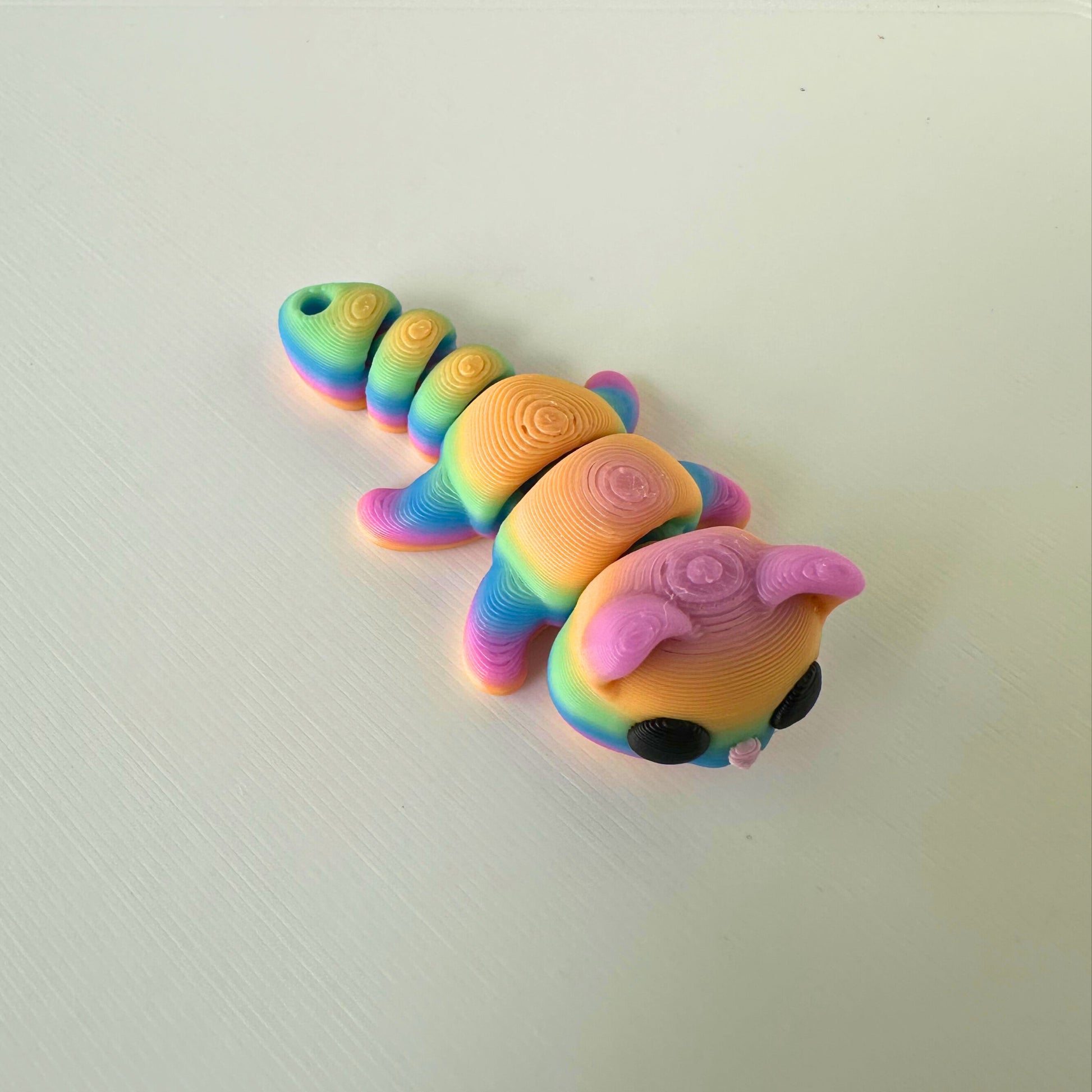 Beweegbare 3D geprinte speelgoed kat met vrolijke regenboog kleuren, eco-vriendelijk en veilig.