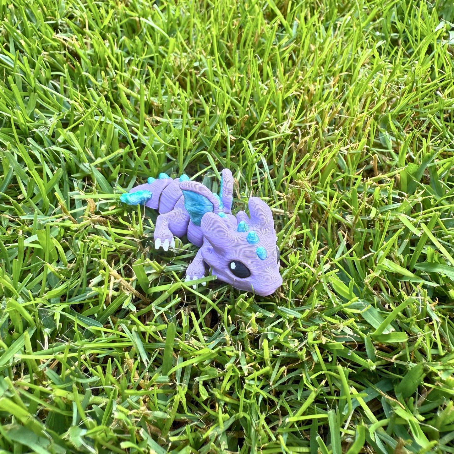 Beweegbaar 3D geprint baby draakje, schattig en gedetailleerd speelgoed.