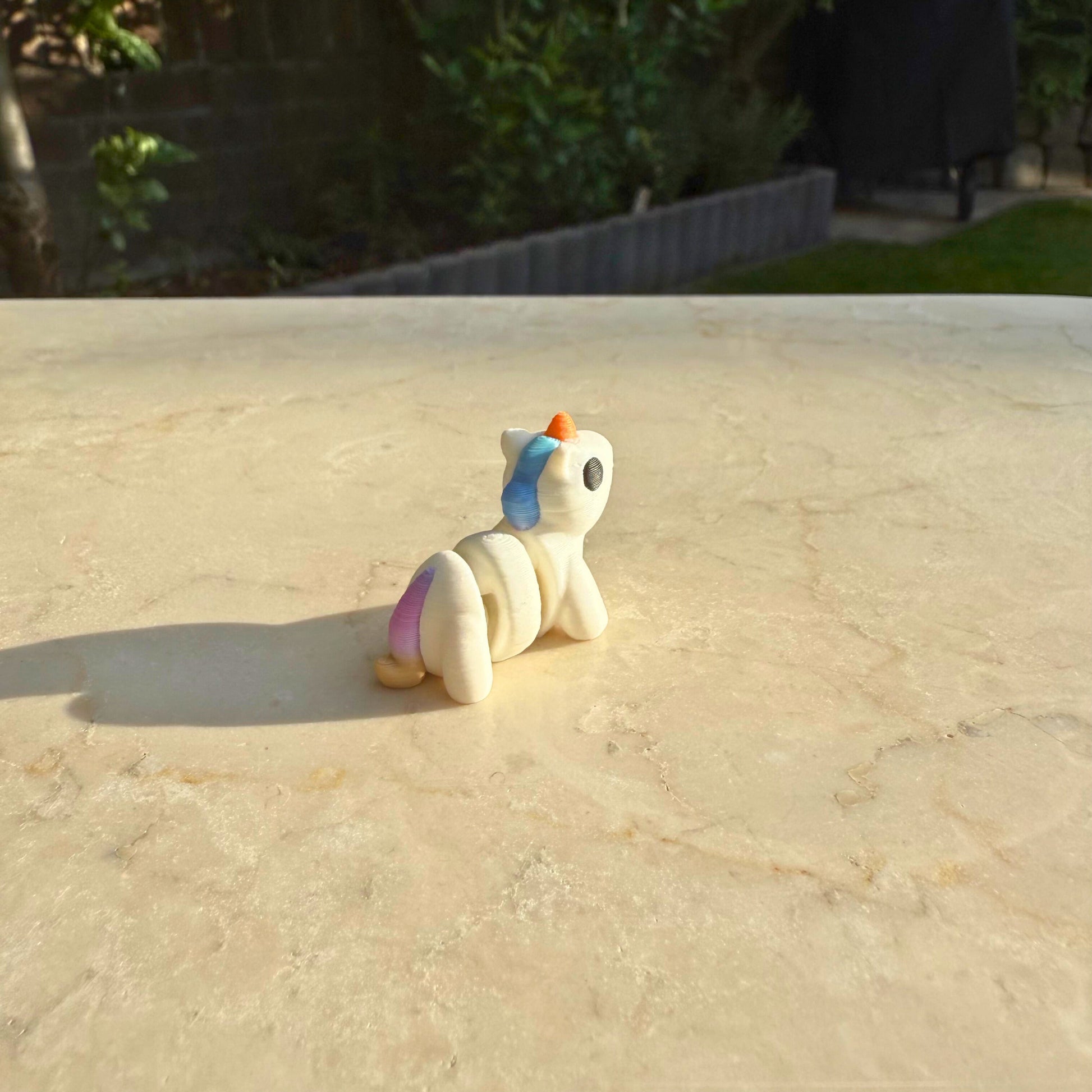 Schattige 3D geprinte flexibele eenhoorn van WereldjeMakers, ideaal voor fantasierijk spel.