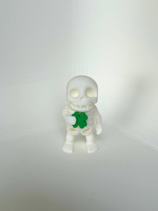 Schattig skeletfiguurtje met een klavertjevier in de hand – kindvriendelijk en milieuvriendelijk speelgoed.