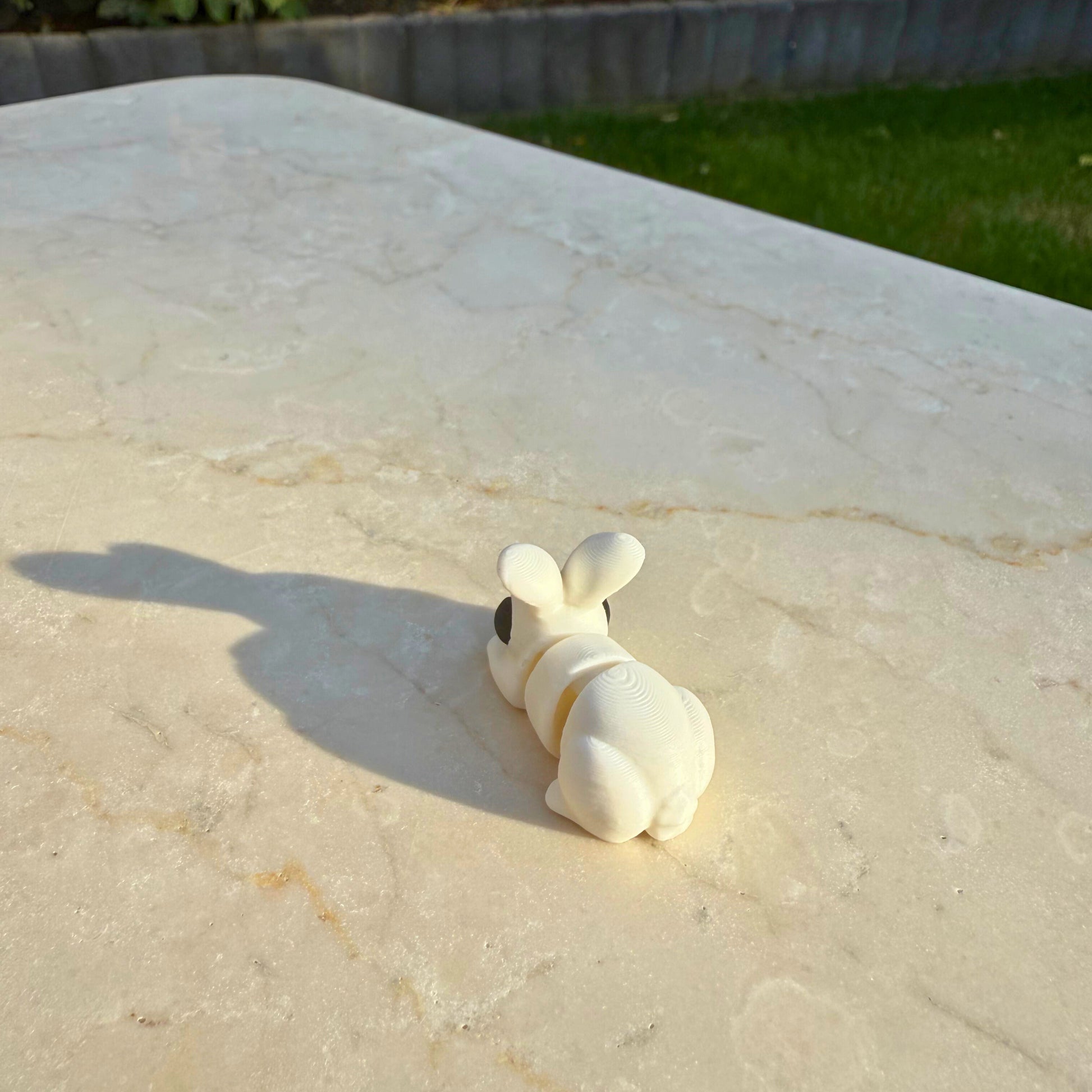 Flexibel model van een 3D geprint konijn, speelgoed met beweegbare delen, paasthema.