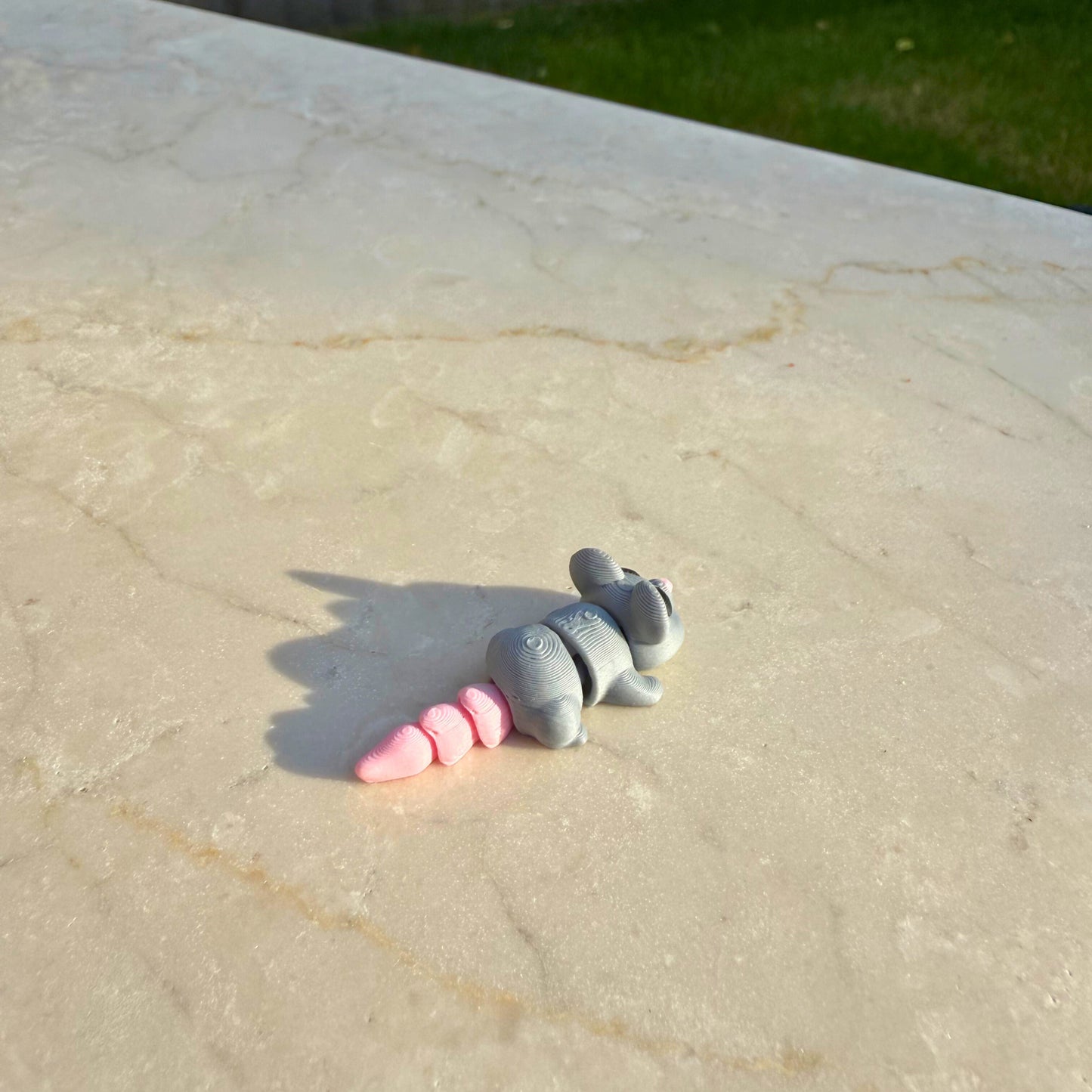 Flexibel model van een 3D geprinte muis, speelgoed met beweegbare delen voor kinderen.