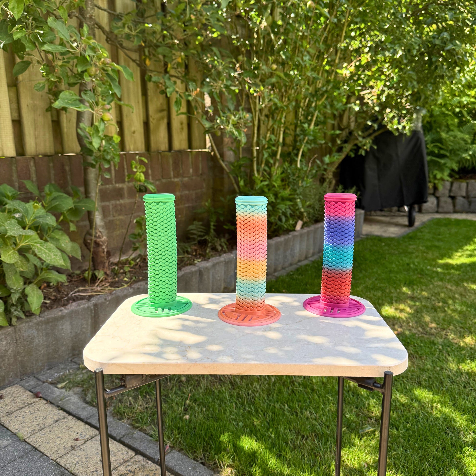 Duurzame 3D geprinte telescopische regenboog katana van WereldjeMakers, veilig en kleurrijk speelgoed.