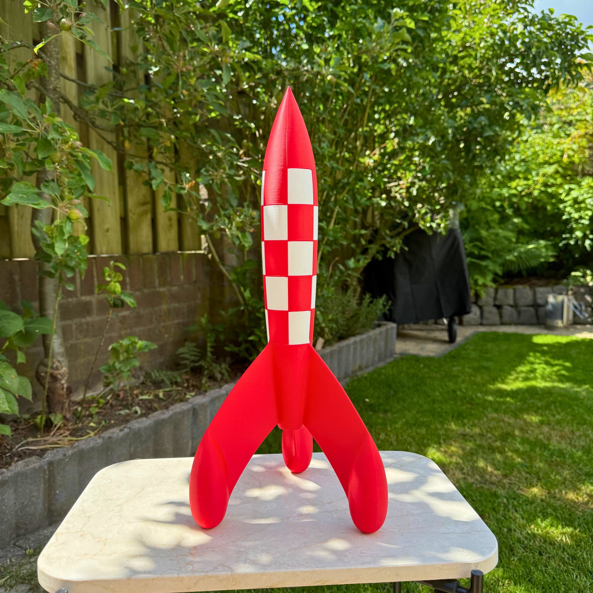 3D geprint model van de iconische Tintin (Kuifje) raket, rood-wit, 65cm hoog.