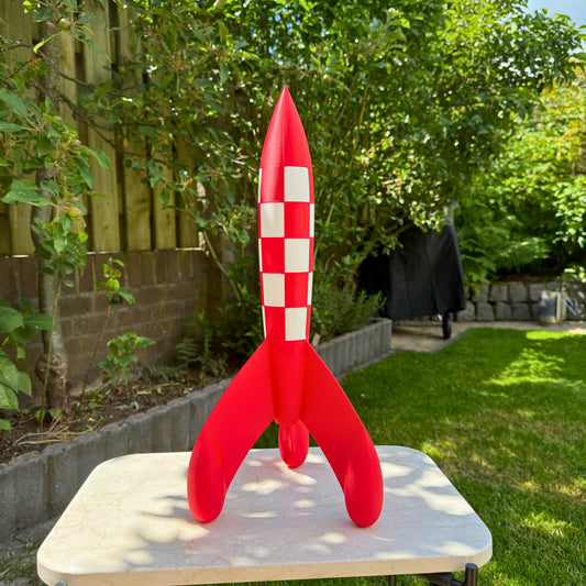 3D geprint model van de iconische Tintin (Kuifje) raket, rood-wit, 65cm hoog.