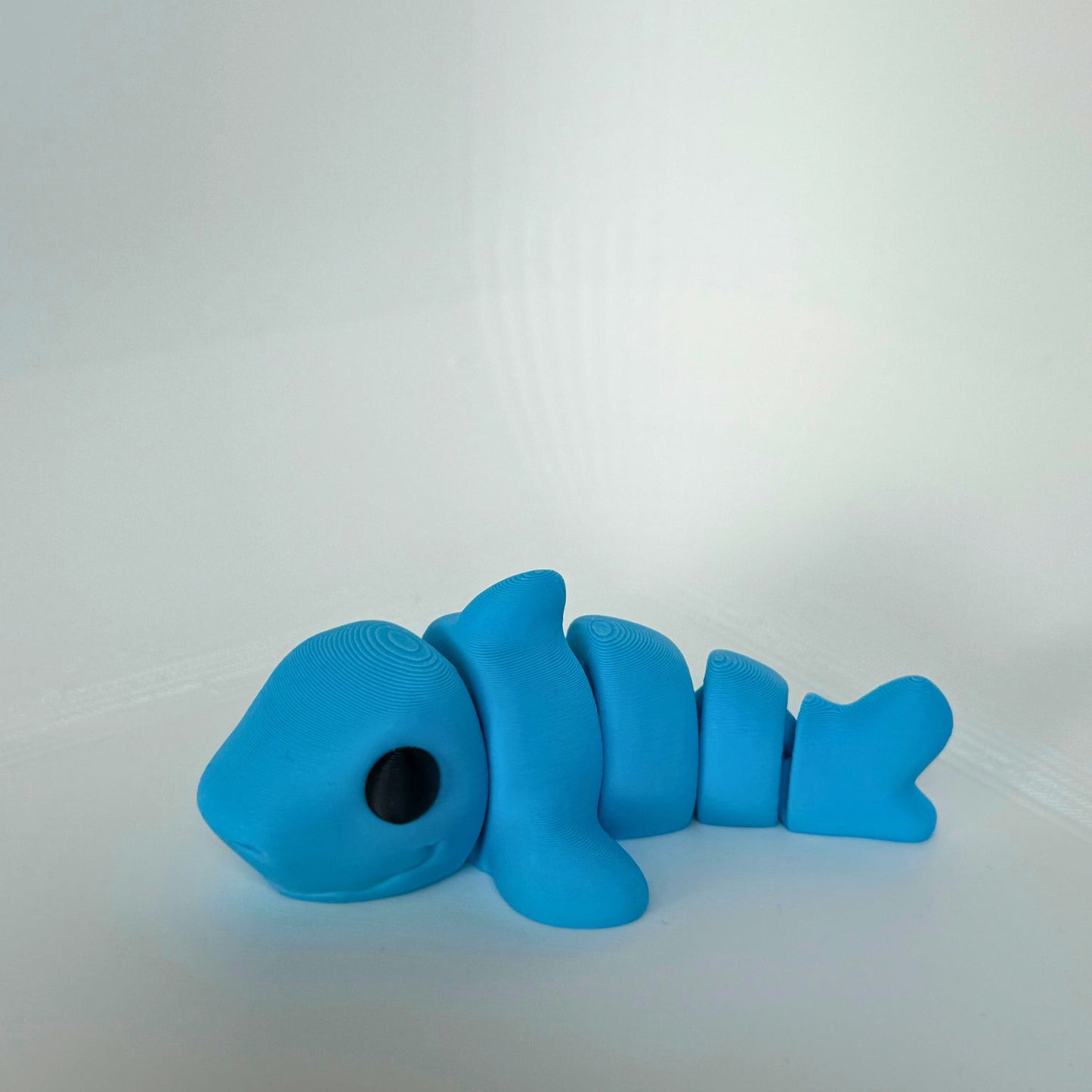 Lichtblauwe babyhaai speelfiguur – kindvriendelijk en duurzaam speelgoed