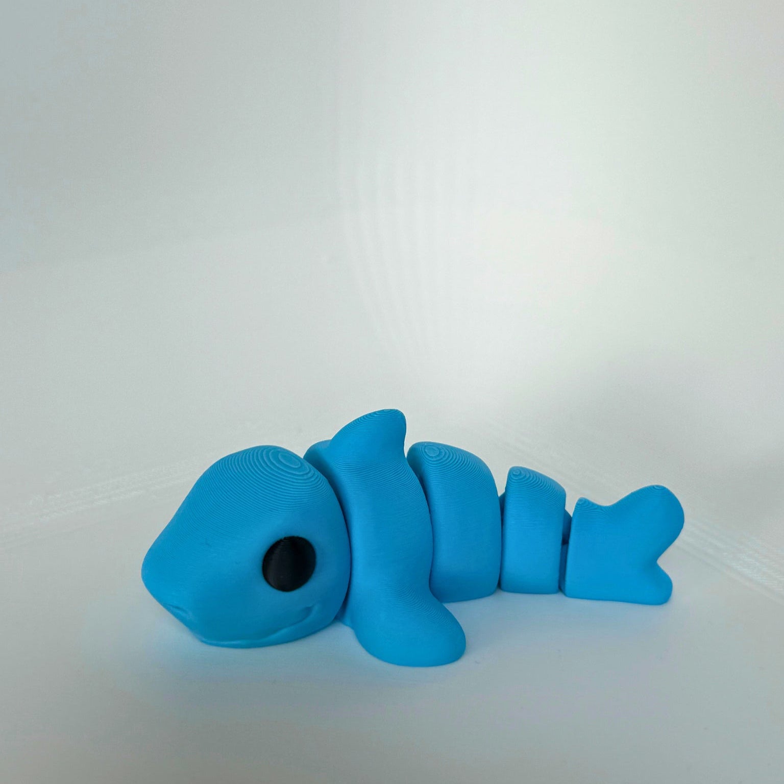 Lichtblauwe babyhaai speelfiguur – kindvriendelijk en duurzaam speelgoed