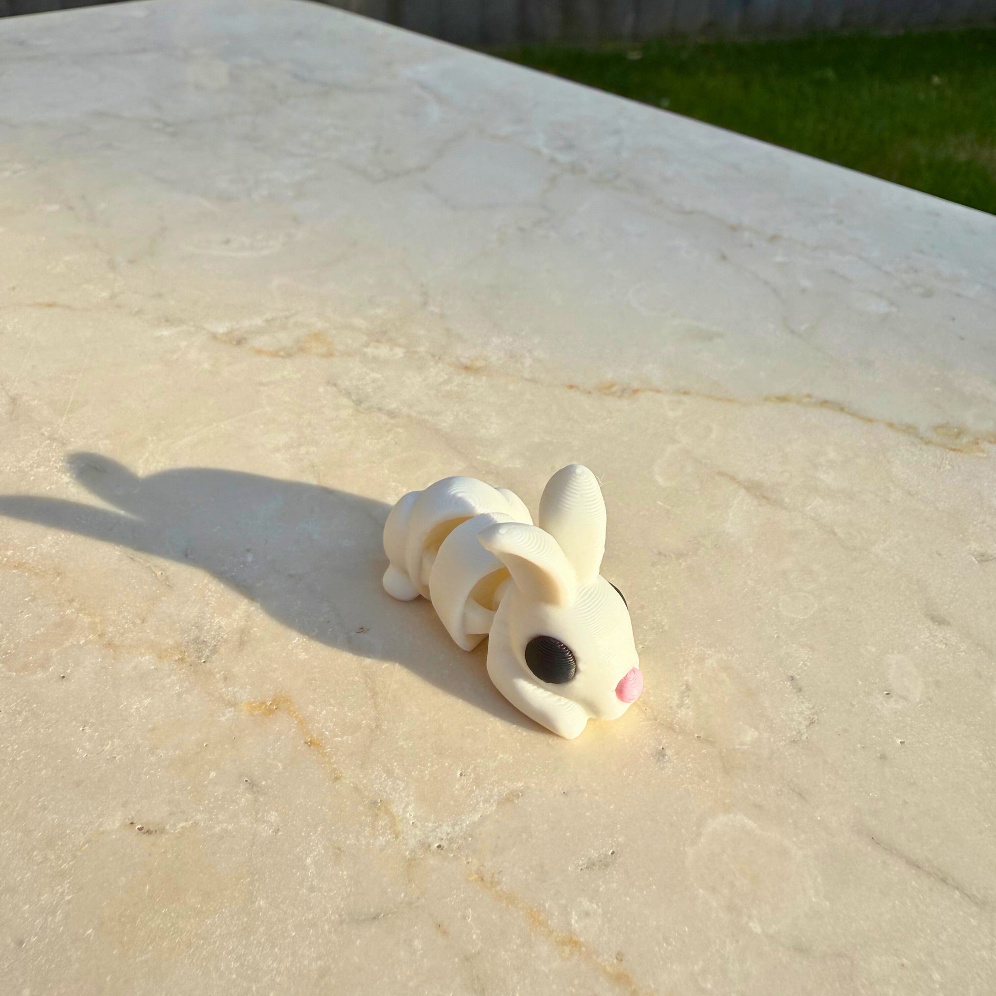 3D geprint wit flexibel konijntje, zijaanzicht, toont de schattige vorm.